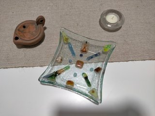 Cuenco de mesa de vidrio artesanal colorido.