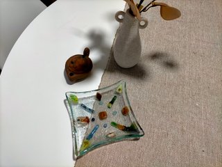 Cuenco de mesa de vidrio artesanal colorido.