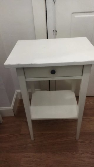 Mesita de noche blanca de madera