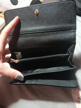 Monedero negro con detalle marrón y hebilla