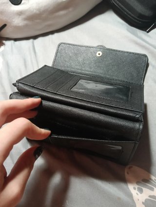 Monedero negro con detalle marrón y hebilla