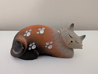 Figuras decorativas de gatos.