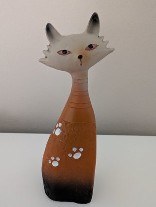 Figuras decorativas de gatos.