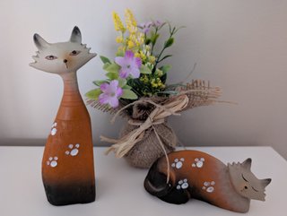 Figuras decorativas de gatos.