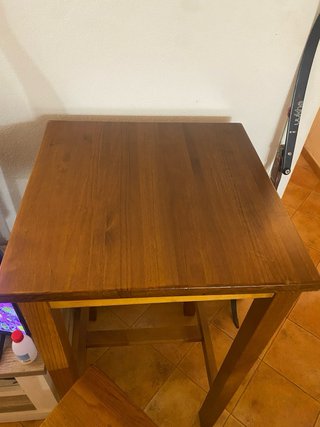 2 mesas altas y 3 taburetes de madera