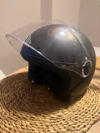 Casco de moto Jet negro con visera