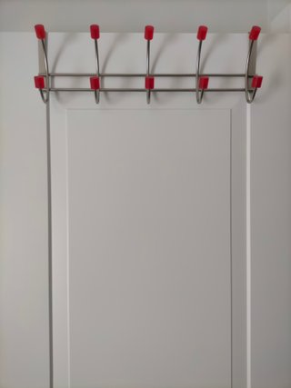 Perchero metálico colgante para puerta.