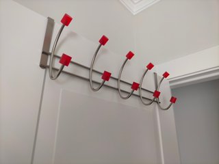Perchero metálico colgante para puerta.
