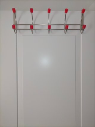 Perchero metálico colgante para puerta.