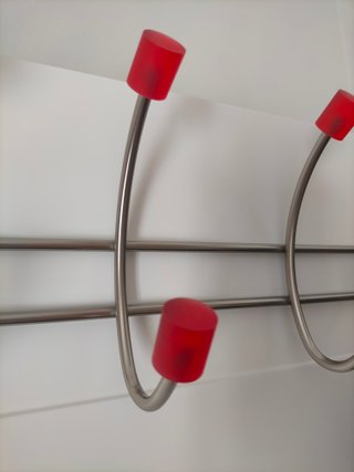 Perchero metálico colgante para puerta.