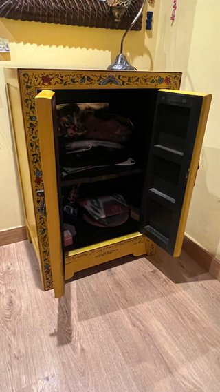 Armario oriental madera maciza pintado a mano.
