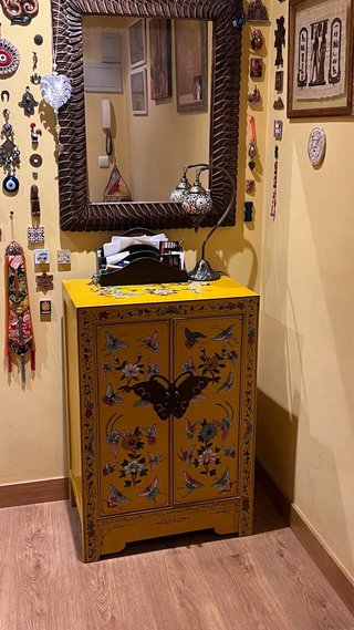 Armario oriental madera maciza pintado a mano.