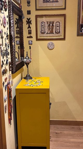 Armario oriental madera maciza pintado a mano.