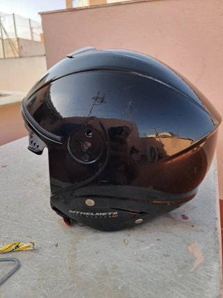 Casco de moto negro MT Helmets