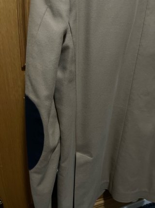 Chaqueta de traje beige con coderas