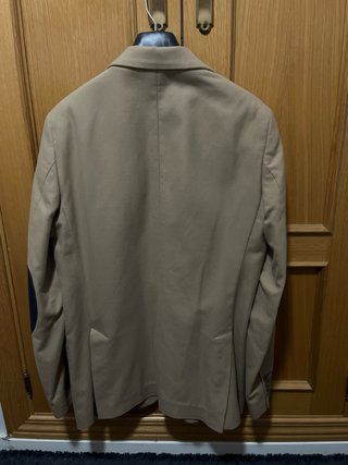 Chaqueta de traje beige con coderas