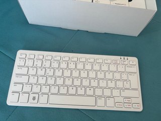 Raspberry Pi 500 Teclado y Ratón Blanco