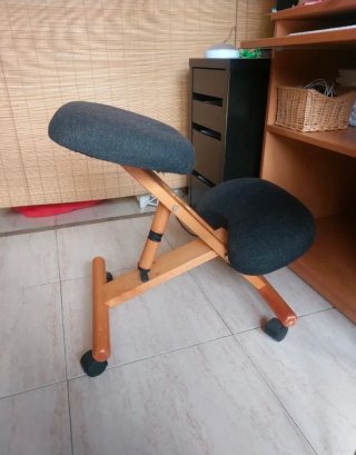 Silla ergonómica de tela y madera