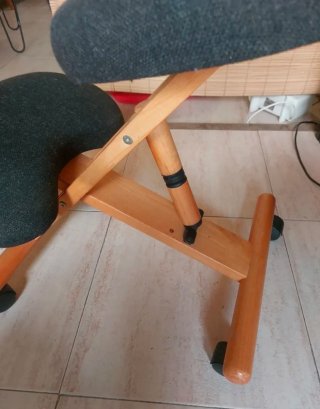 Silla ergonómica de tela y madera