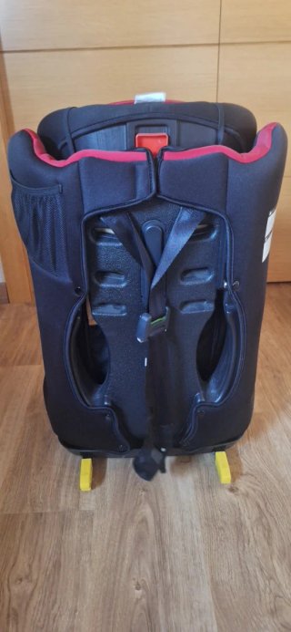 Silla de coche Play Isofix roja y negra