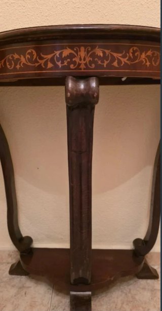 Consola antigua de madera tallada