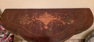 Consola antigua de madera tallada