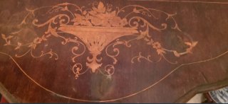 Consola antigua de madera tallada