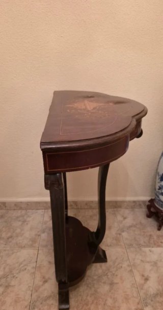 Consola antigua de madera tallada