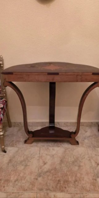Consola antigua de madera tallada