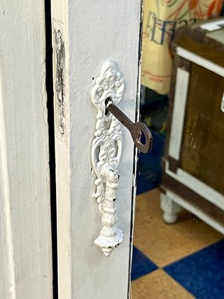Armario Antiguo de Madera con Espejo