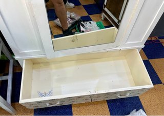 Armario Antiguo de Madera con Espejo