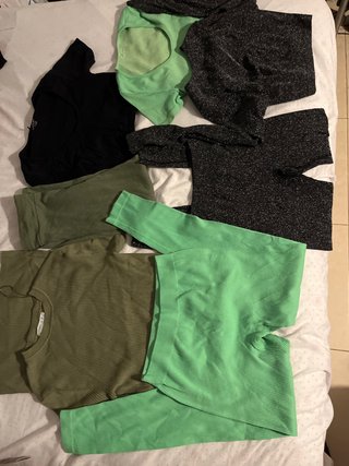 Conjuntos y prendas sueltas verde y negro