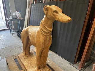 Escultura Galgo Piedra Beige