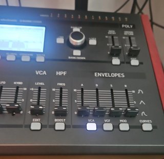 Sintetizador Behringer Deepmind 12 DP12d