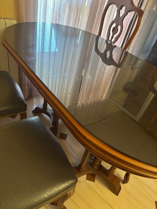 Mesa de comedor ovalada con sillas