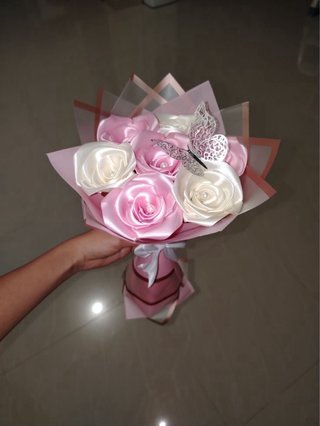 Ramo de flores de satén rosa y blanco