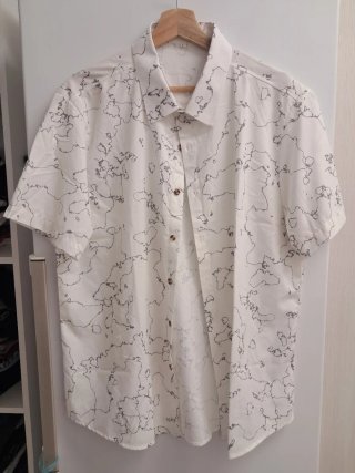 Camisa blanca con estampado de mapa gris