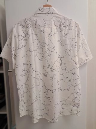 Camisa blanca con estampado de mapa gris