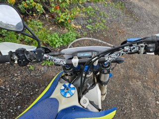 Moto Enduro Husaberg Azul y Blanca