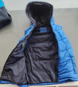 Chaleco niño azul con capucha. Talla 12