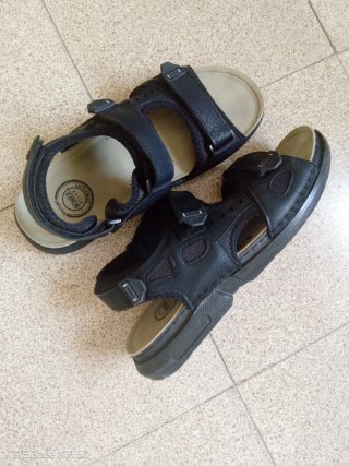Sandalias negras para niño
