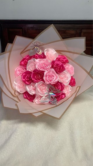 Ramo de rosas de satén rosa y fucsia