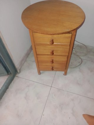Mesita de noche de madera