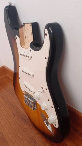 Cuerpo y electrónica guitarra Squier