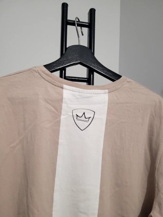 Camiseta beige con escudo