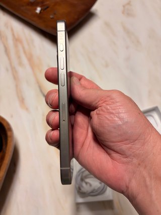 iPhone 15 Pro Titanio