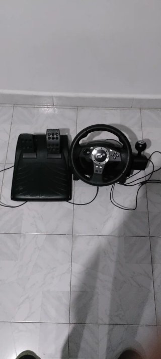 Volante Logitech PS2 con pedales y palanca