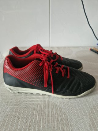 Botas de fútbol multitaco negras y rojas