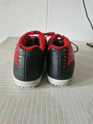 Botas de fútbol multitaco negras y rojas