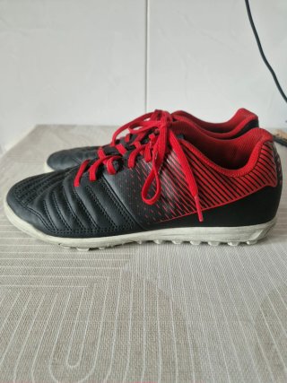 Botas de fútbol multitaco negras y rojas